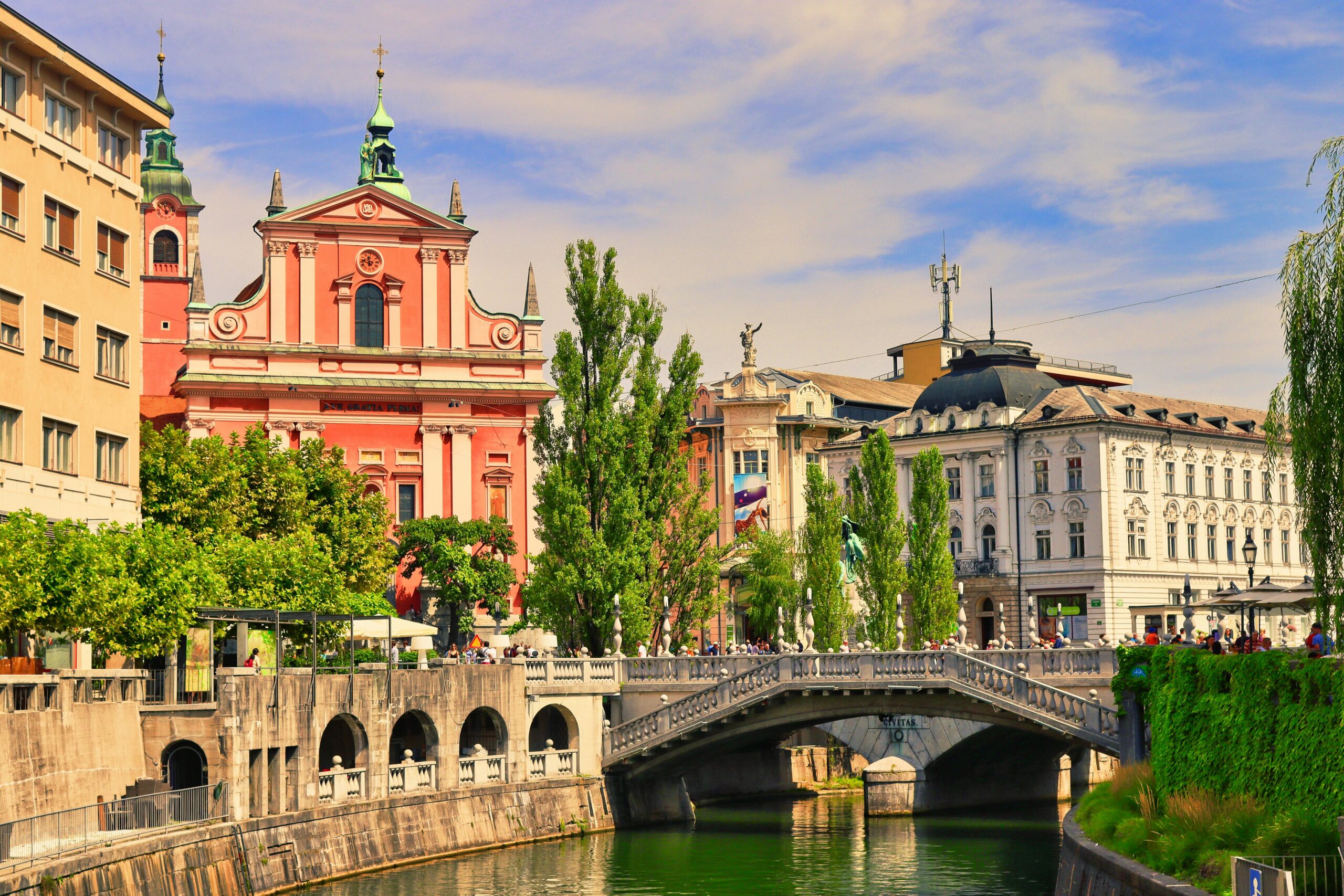 Egykori jugoszláv ország, Ausztria és Olaszország ölelésében, melynek fővárosa egy kis ékszerdoboz: LJUBLJANA